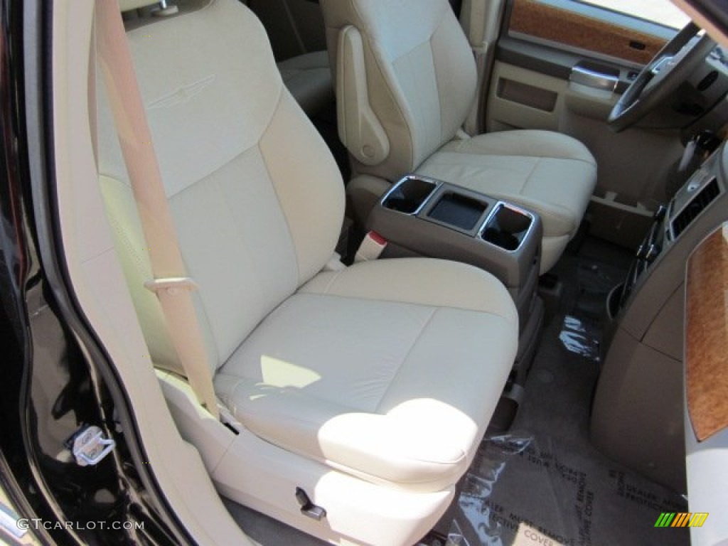 Medium Pebble Beige/Cream Interior 2010 Chrysler Town & Country Limited Photo #50178845