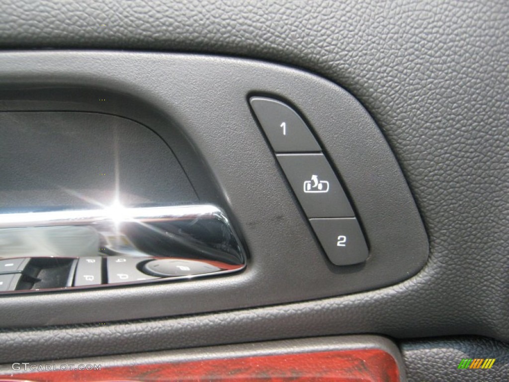 2011 Cadillac Escalade AWD Controls Photo #50223993