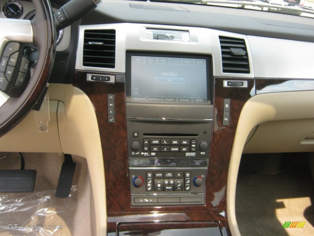 2011 Cadillac Escalade AWD Controls Photo #50224122