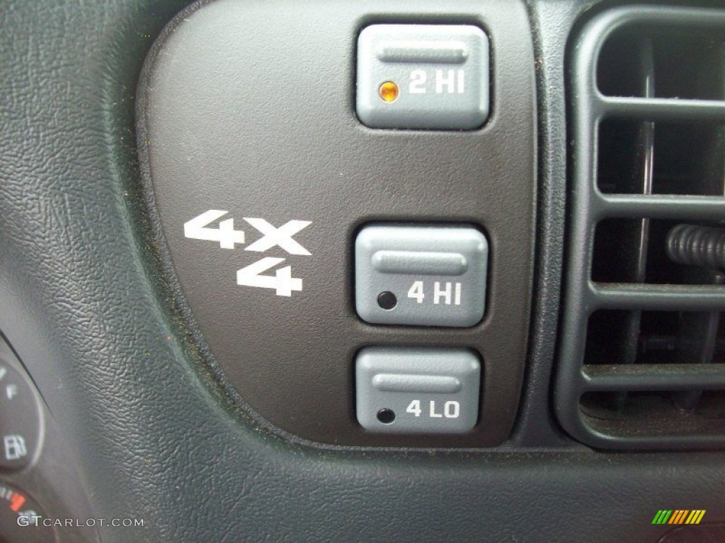 2004 Chevrolet S10 LS ZR5 Crew Cab 4x4 Controls Photo #50236918