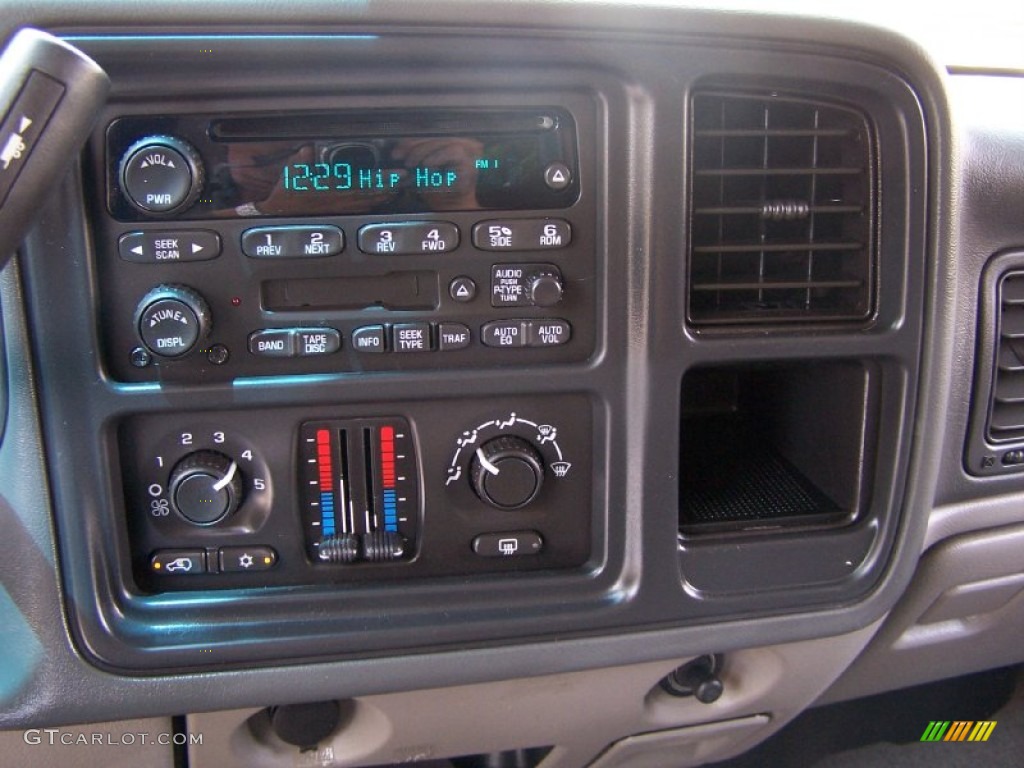 2004 Chevrolet Tahoe LS 4x4 Controls Photo #50243704
