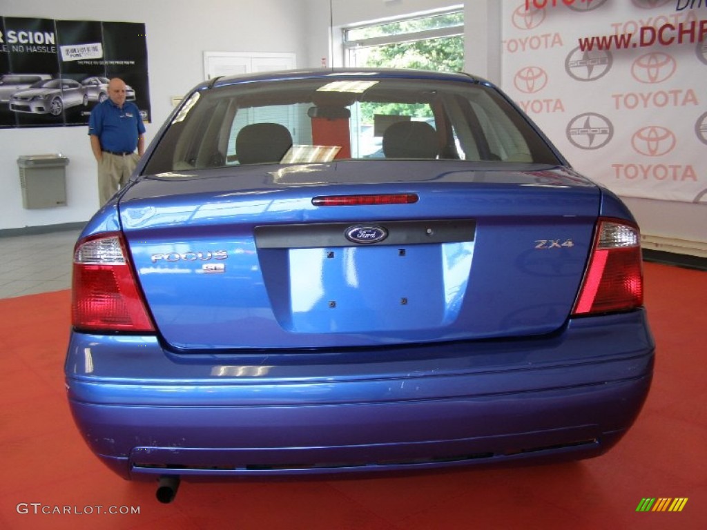 2005 Focus ZX4 SE Sedan - French Blue Metallic / Dark Flint/Light Flint photo #7