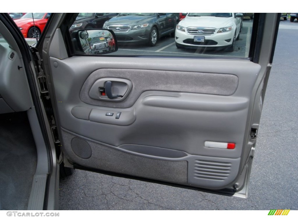 1998 Chevrolet C/K K1500 Silverado Extended Cab 4x4 Gray Door Panel Photo #50253185