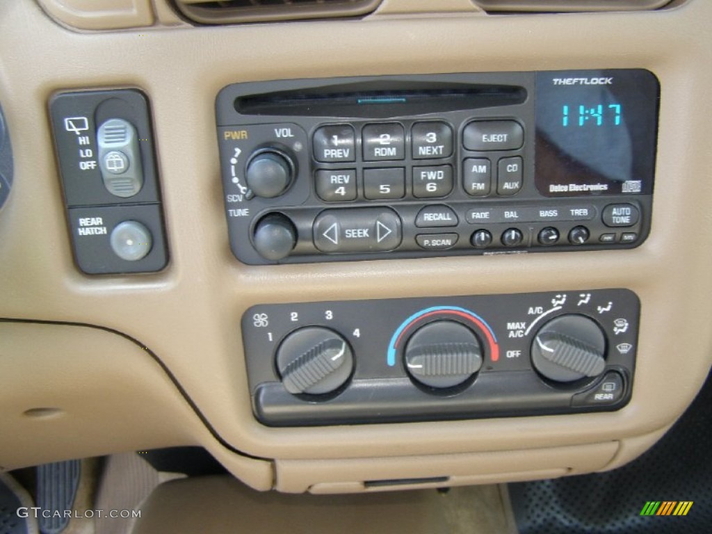 2001 Chevrolet Blazer LS Controls Photo #50256623