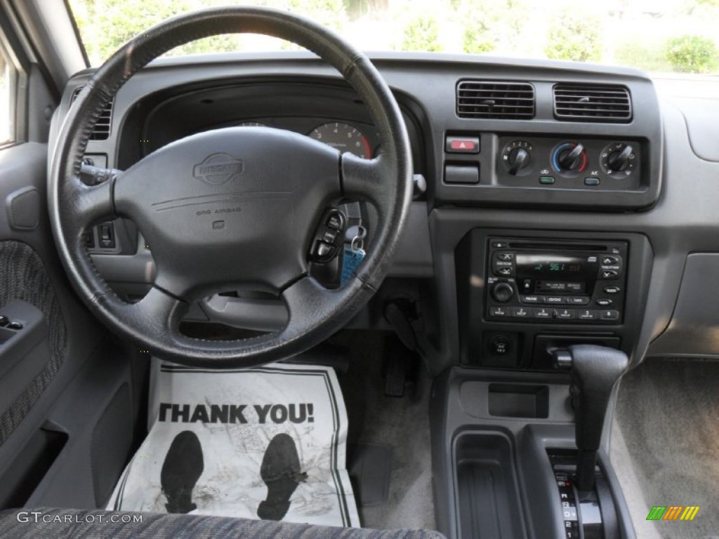 2000 Nissan Frontier SE Crew Cab Gray Dashboard Photo #50256860