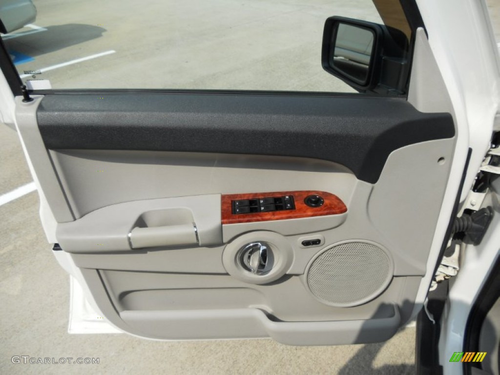 2006 Jeep Commander Limited Saddle Brown Door Panel Photo #50262425