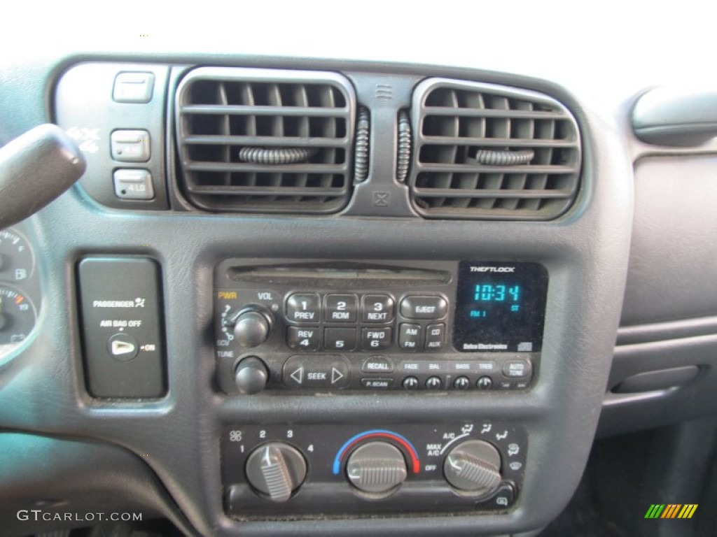 2001 Chevrolet S10 ZR2 Extended Cab 4x4 Controls Photo #50272392