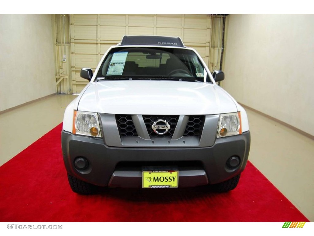 2005 Xterra S 4x4 - Avalanche White / Desert/Graphite photo #2
