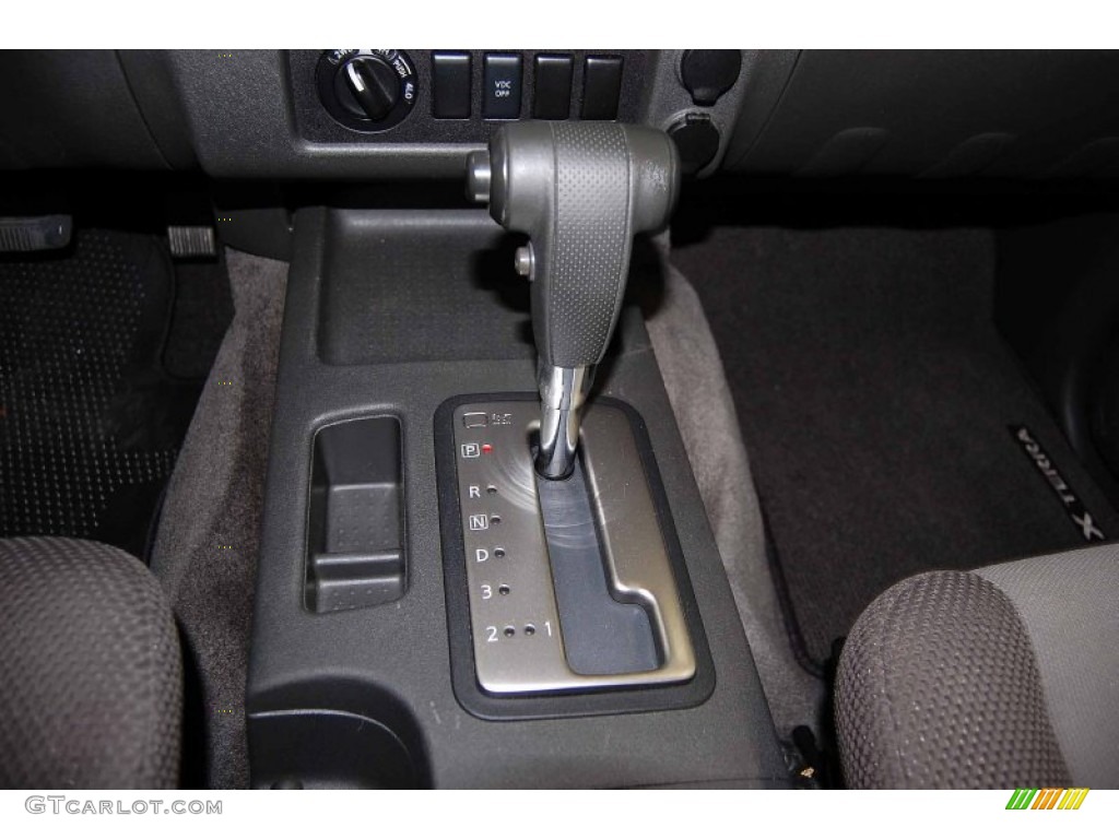 2005 Xterra S 4x4 - Avalanche White / Desert/Graphite photo #20