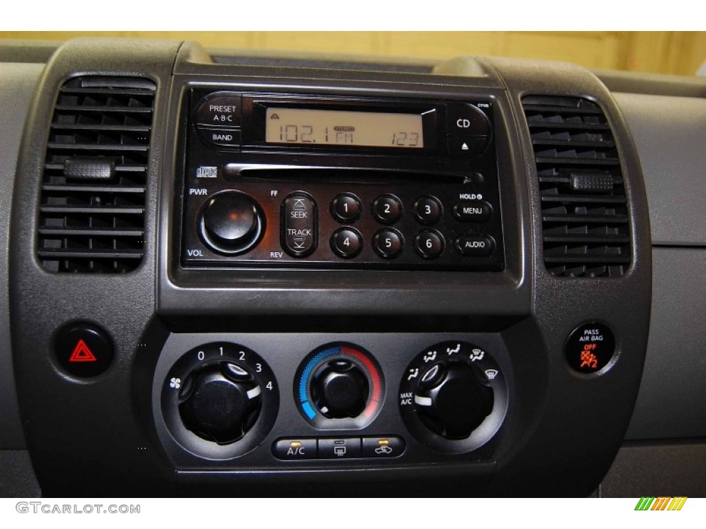 2005 Xterra S 4x4 - Avalanche White / Desert/Graphite photo #22