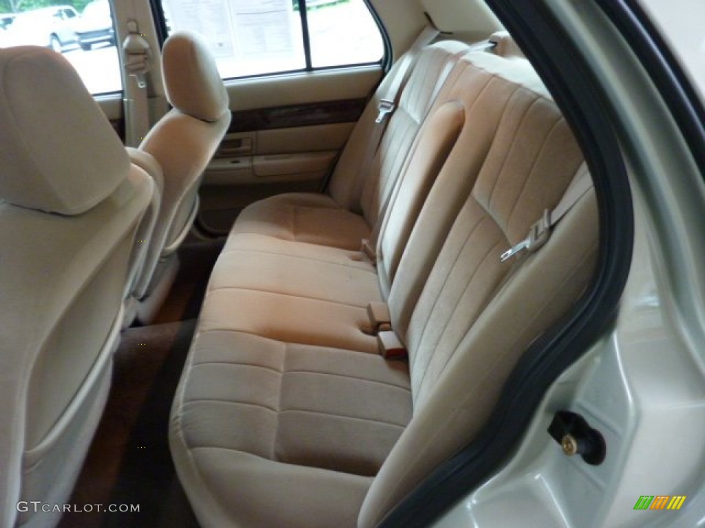 2004 Grand Marquis GS - Arizona Beige Metallic / Medium Parchment photo #9