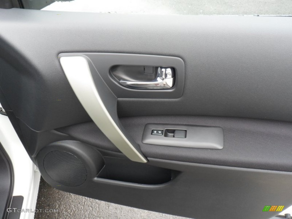 2011 Rogue SV AWD - Pearl White / Black photo #17