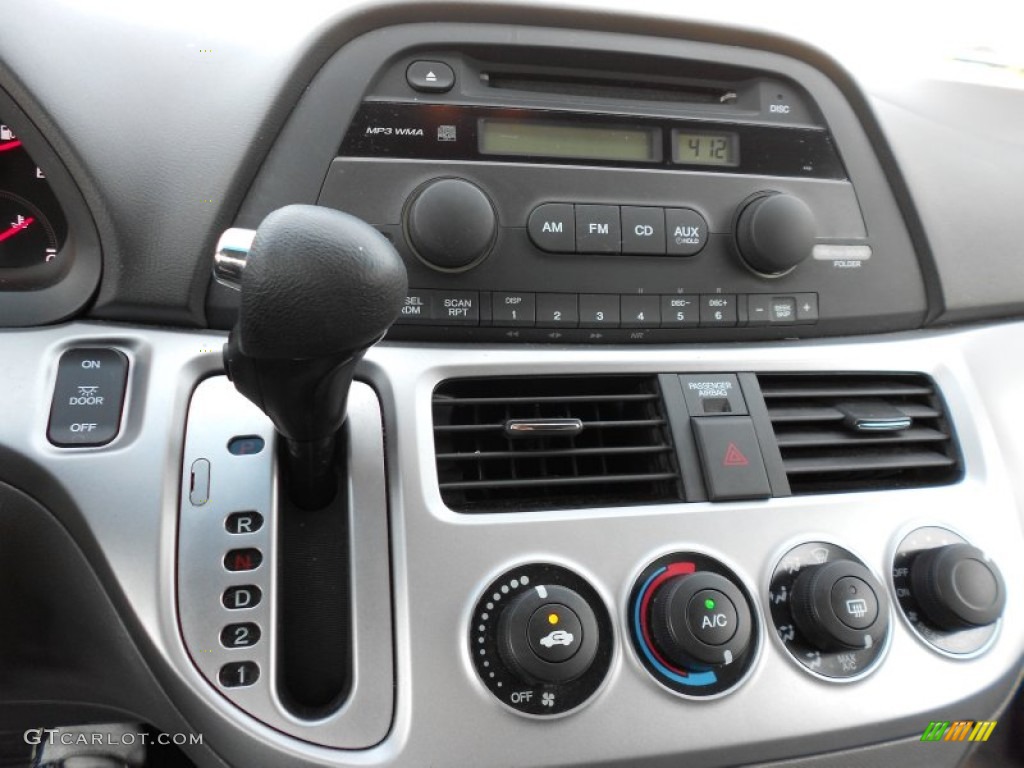 2009 Honda Odyssey LX Controls Photo #50309391