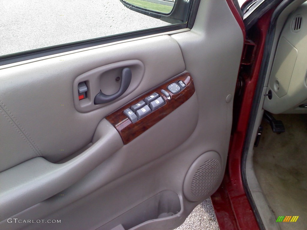 1998 Bravada AWD - Medium Red Metallic / Medium Gray photo #9