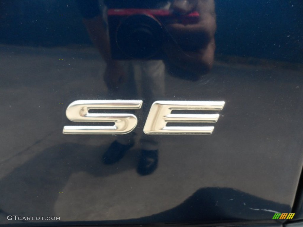 2002 Dodge Caravan SE Marks and Logos Photos