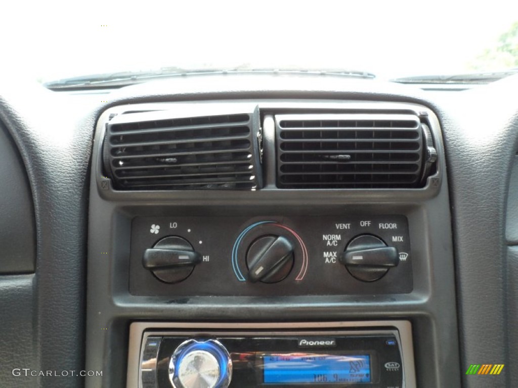 1999 Ford Mustang V6 Coupe Controls Photo #50321577