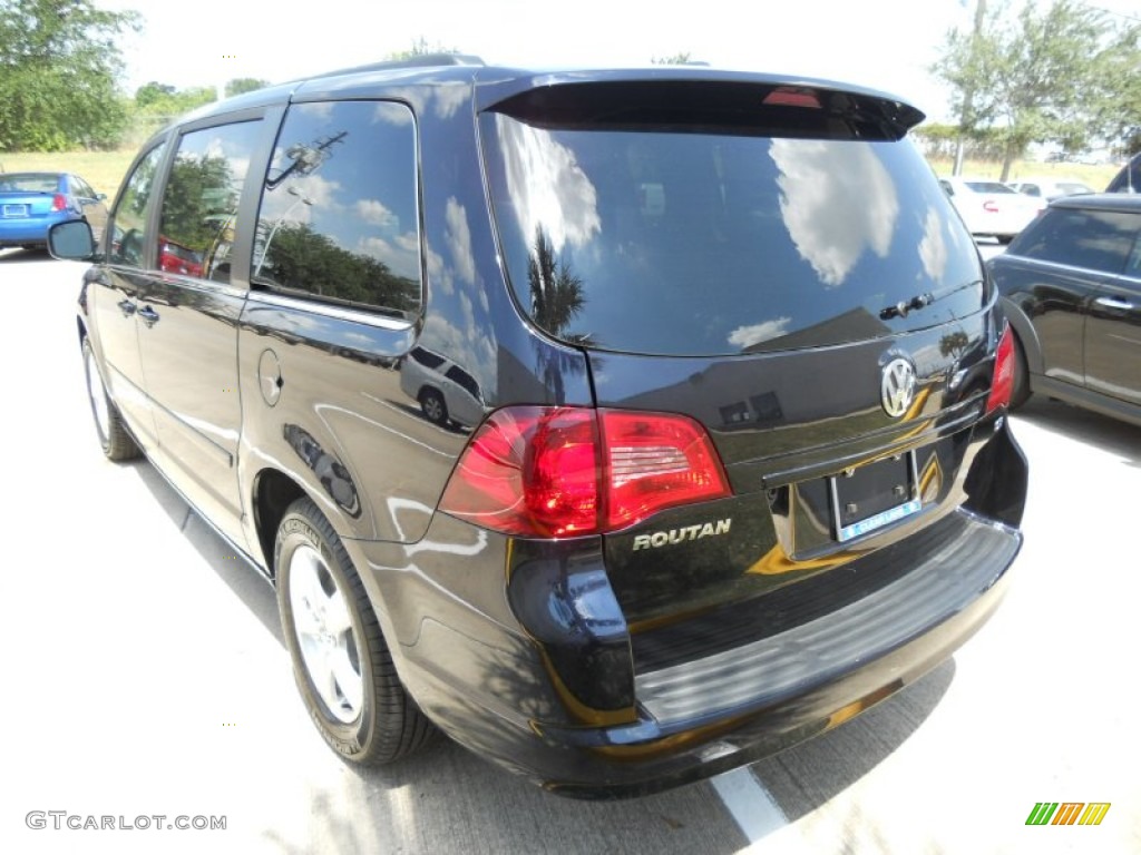 2011 Routan SE - Tanzanite Blue Metallic / Sierra Stone photo #5