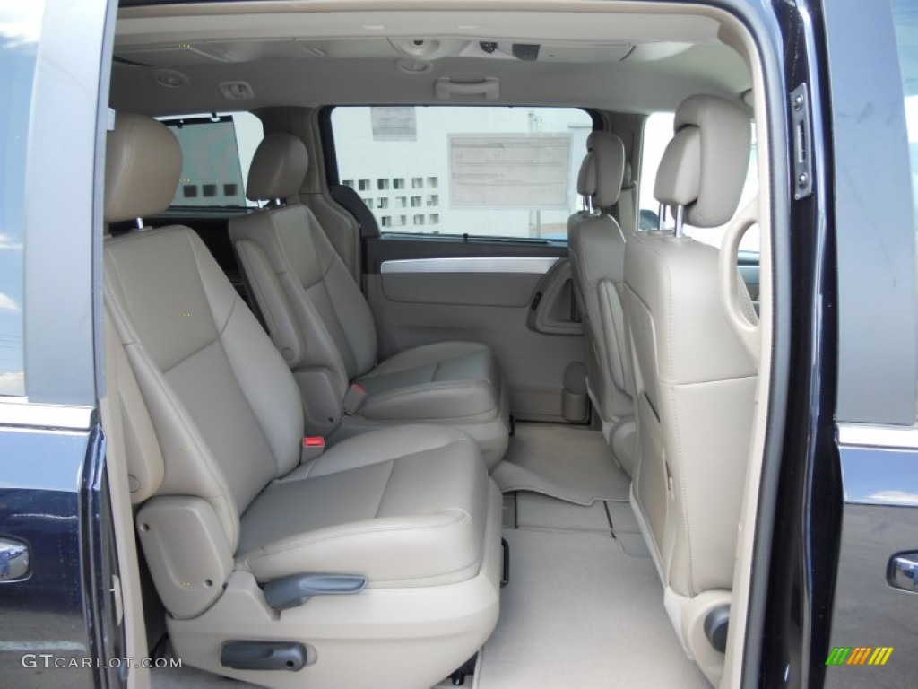 2011 Routan SE - Tanzanite Blue Metallic / Sierra Stone photo #14