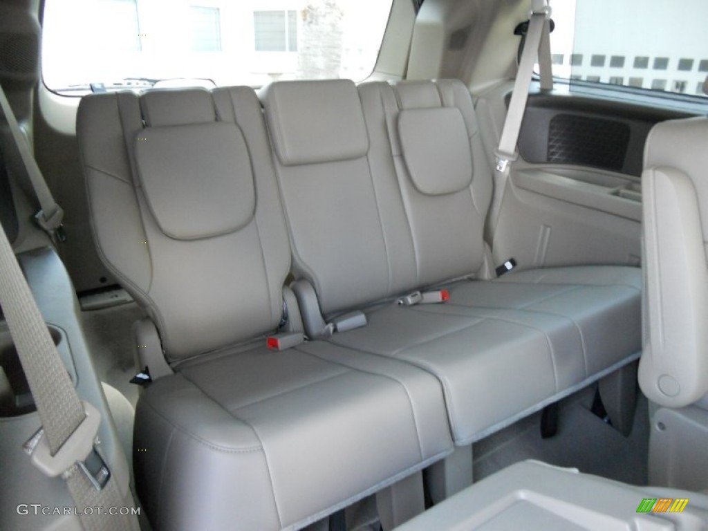 2011 Routan SE - Tanzanite Blue Metallic / Sierra Stone photo #15