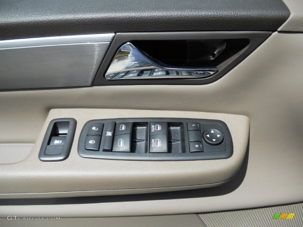 2011 Routan SE - Tanzanite Blue Metallic / Sierra Stone photo #23