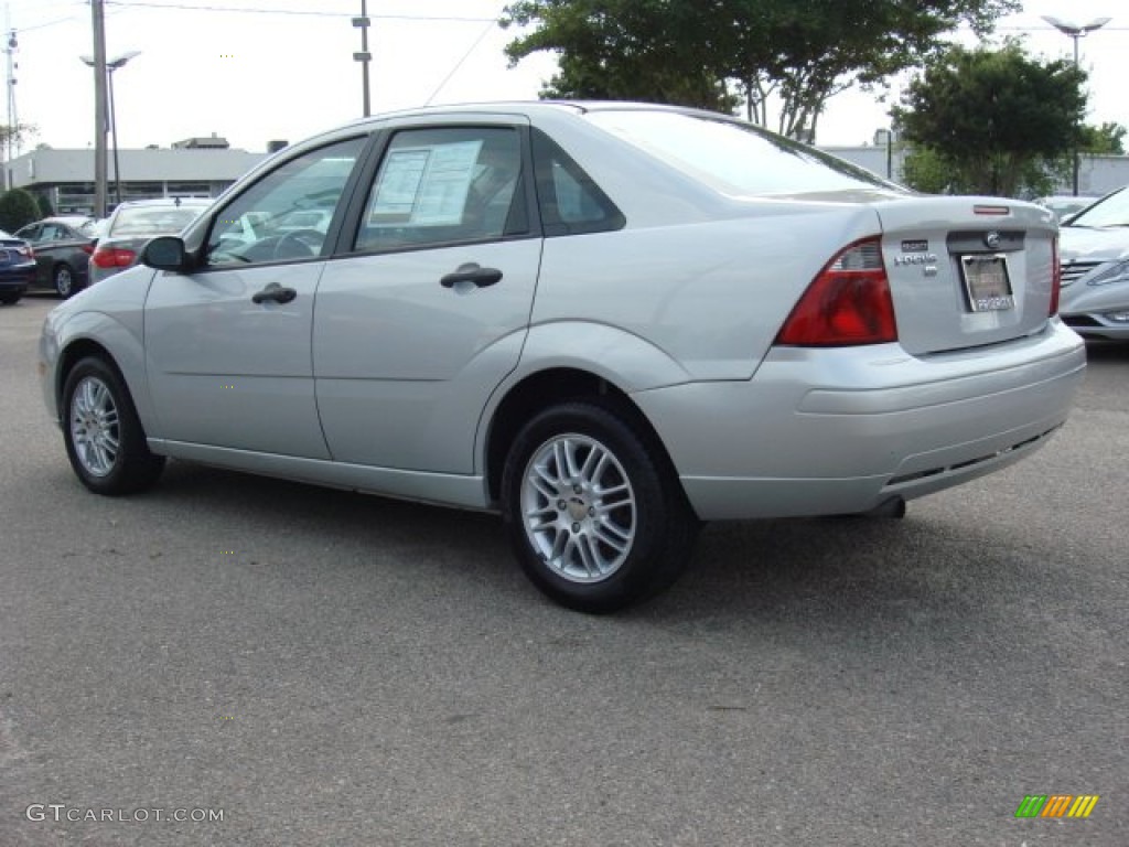 2007 Focus ZX4 SE Sedan - Liquid Grey Metallic / Charcoal/Light Flint photo #3