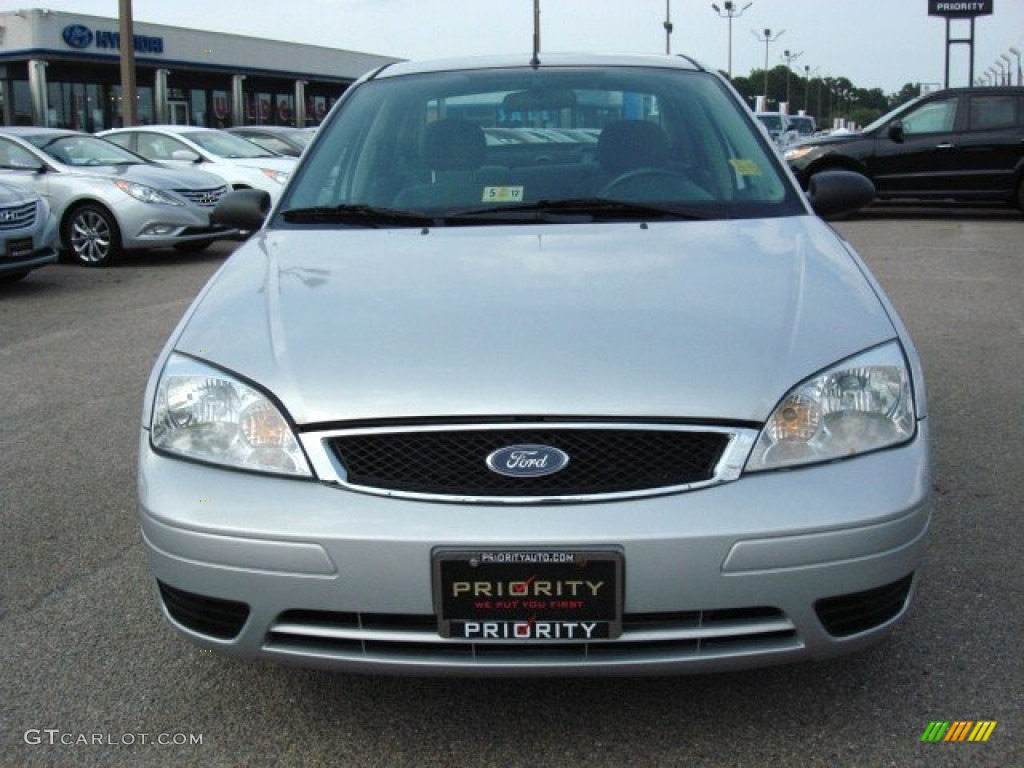 2007 Focus ZX4 SE Sedan - Liquid Grey Metallic / Charcoal/Light Flint photo #7