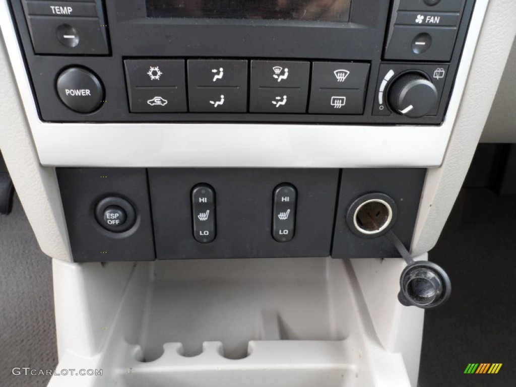 2006 Dodge Durango Limited Controls Photo #50340314