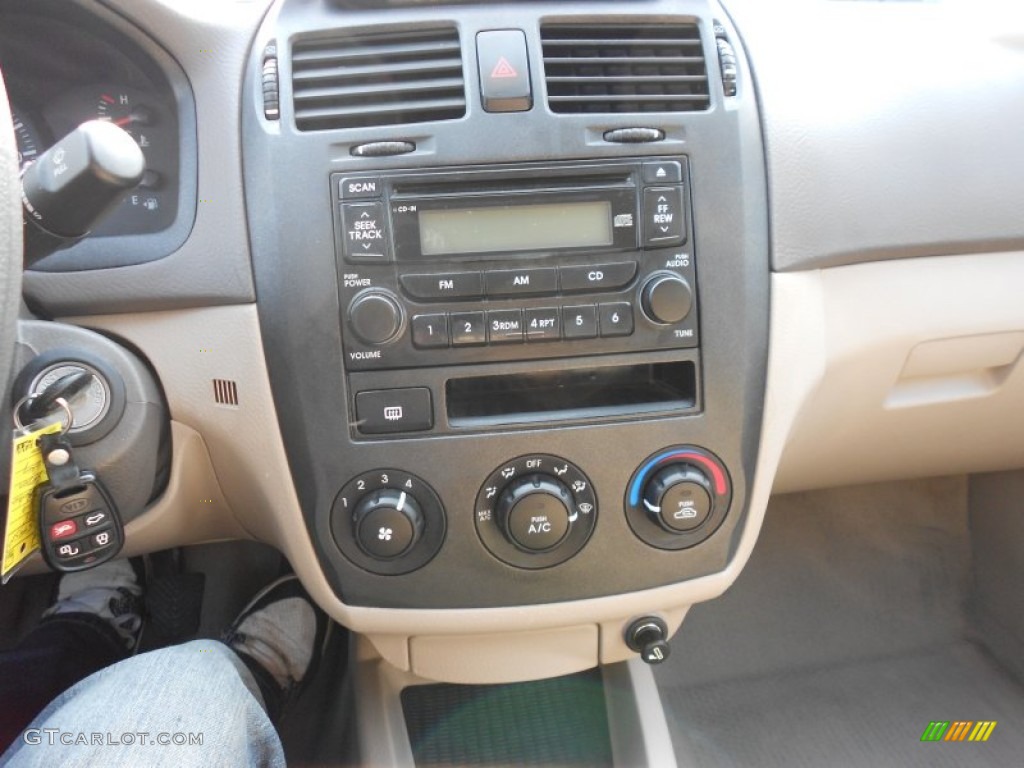 2005 Kia Spectra EX Sedan Controls Photo #50344338