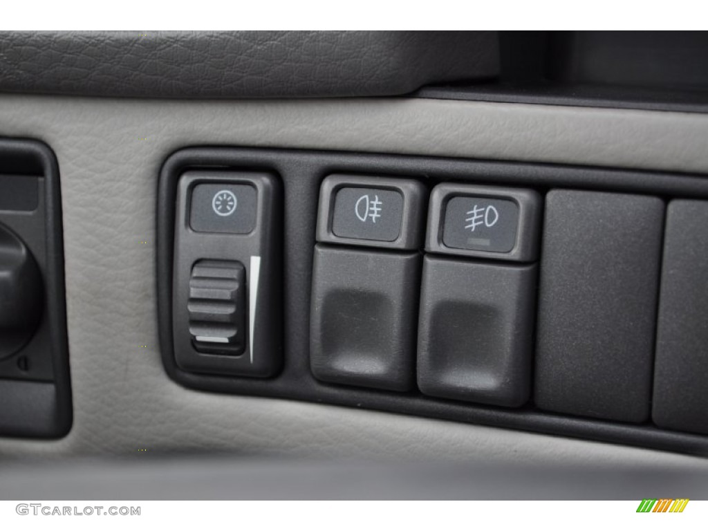 2002 Volvo C70 HT Coupe Controls Photo #50345583