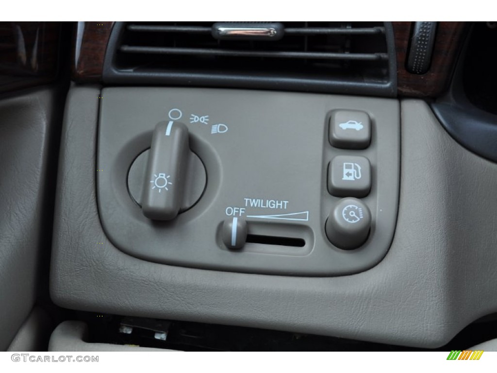 2002 Cadillac DeVille DHS Controls Photo #50346459