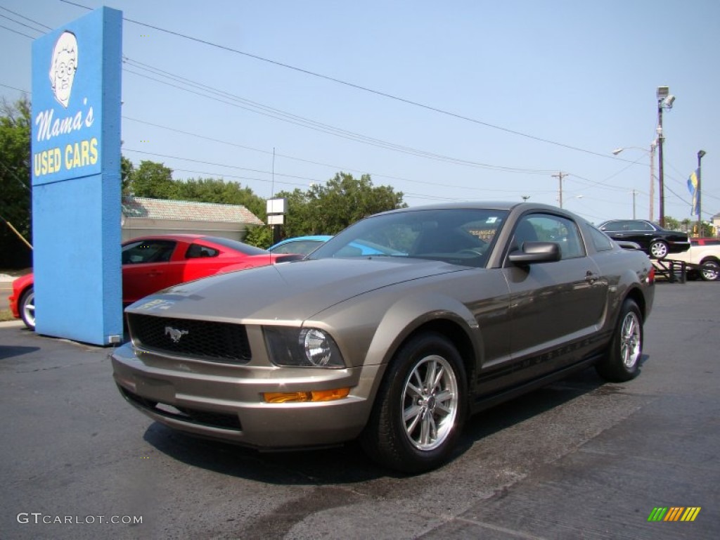 2005 Mustang V6 Premium Coupe - Mineral Grey Metallic / Dark Charcoal photo #4