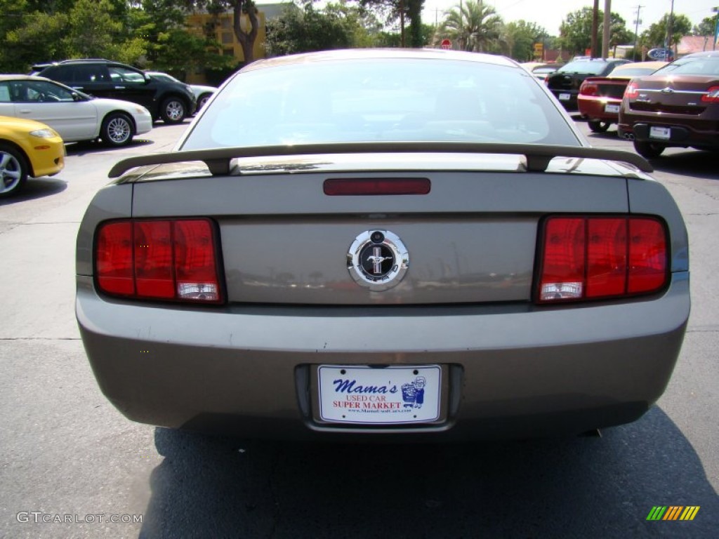 2005 Mustang V6 Premium Coupe - Mineral Grey Metallic / Dark Charcoal photo #7