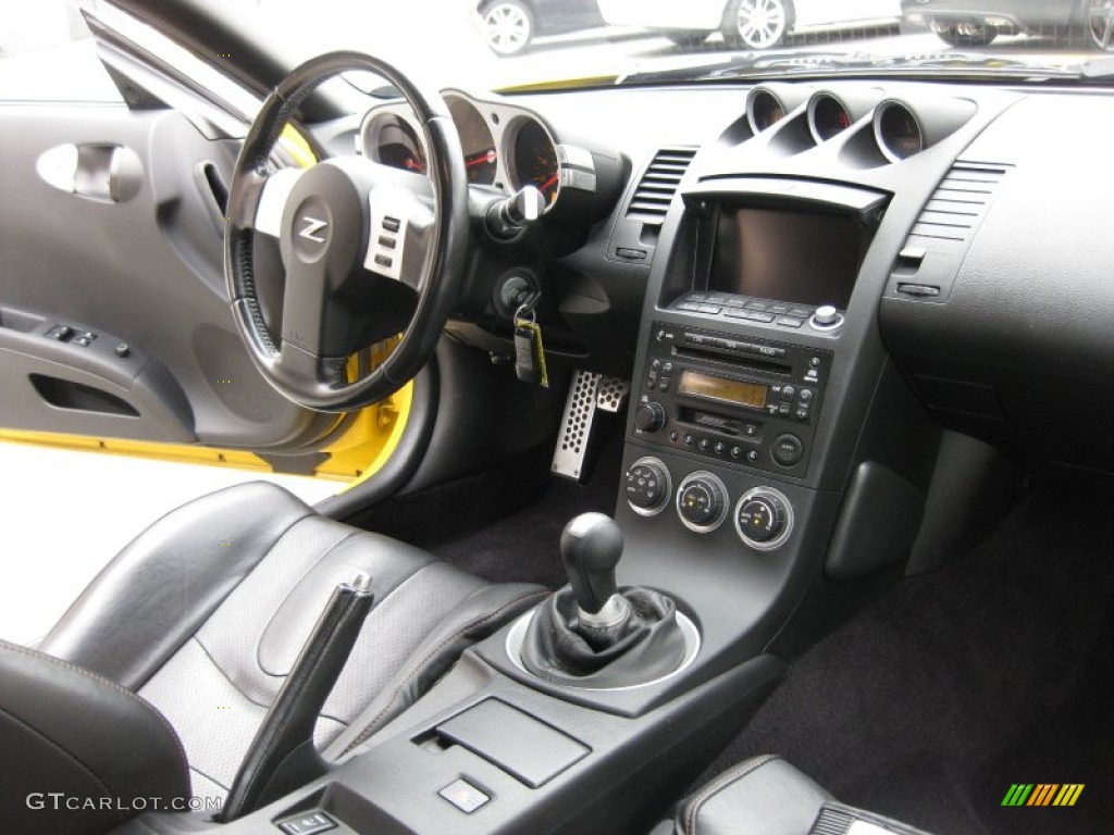 Charcoal Interior 2005 Nissan 350Z Touring Coupe Photo #50361098