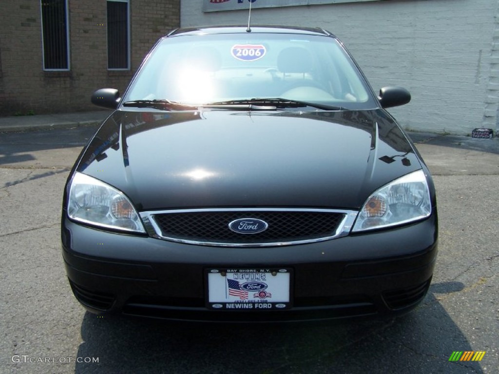 2006 Focus ZX4 SE Sedan - Pitch Black / Dark Pebble/Light Pebble photo #2