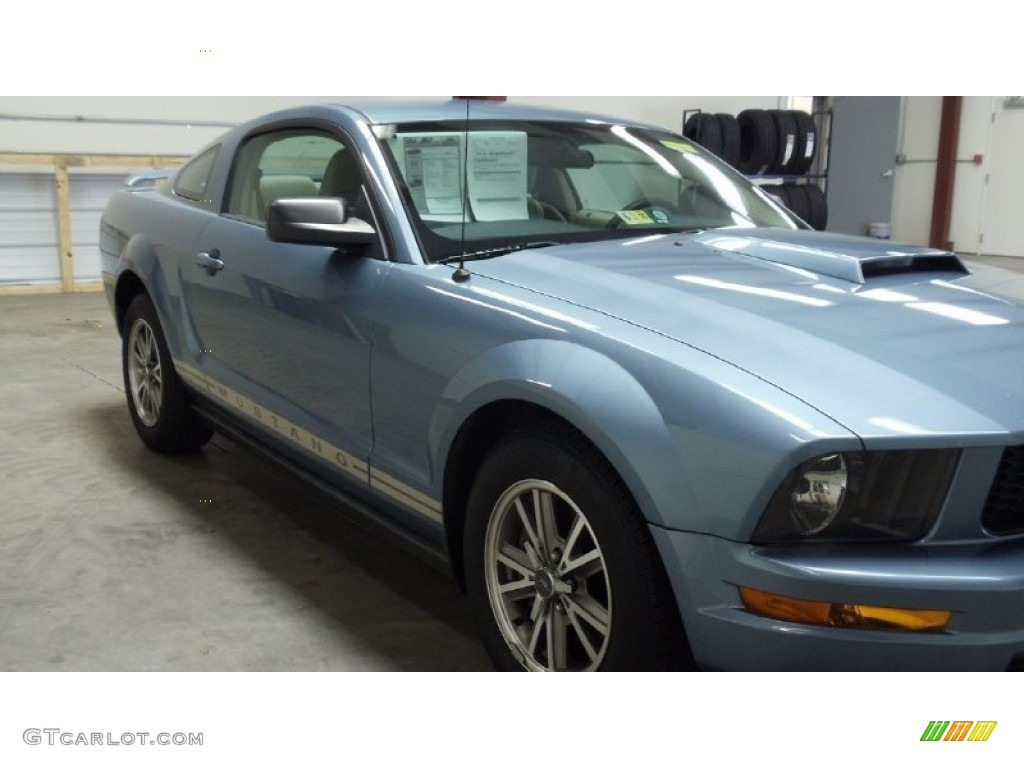 2005 Mustang V6 Deluxe Coupe - Windveil Blue Metallic / Medium Parchment photo #9