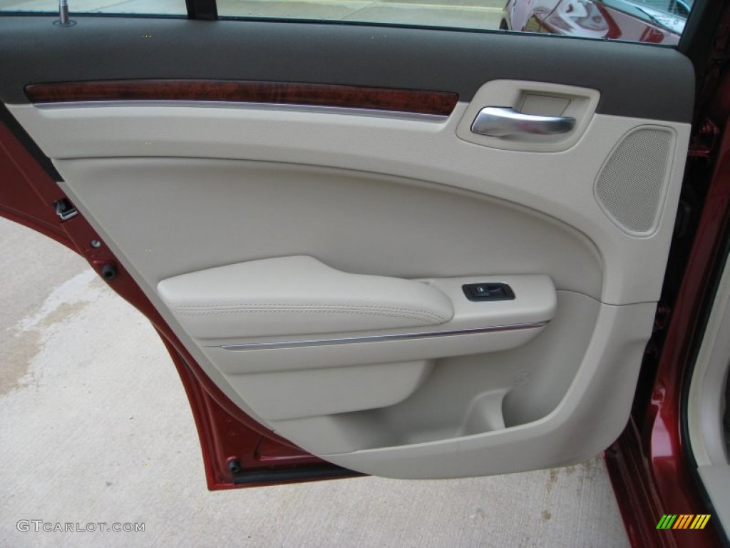 2011 Chrysler 300 C Hemi AWD Dark Frost Beige/Light Frost Beige Door Panel Photo #50369784