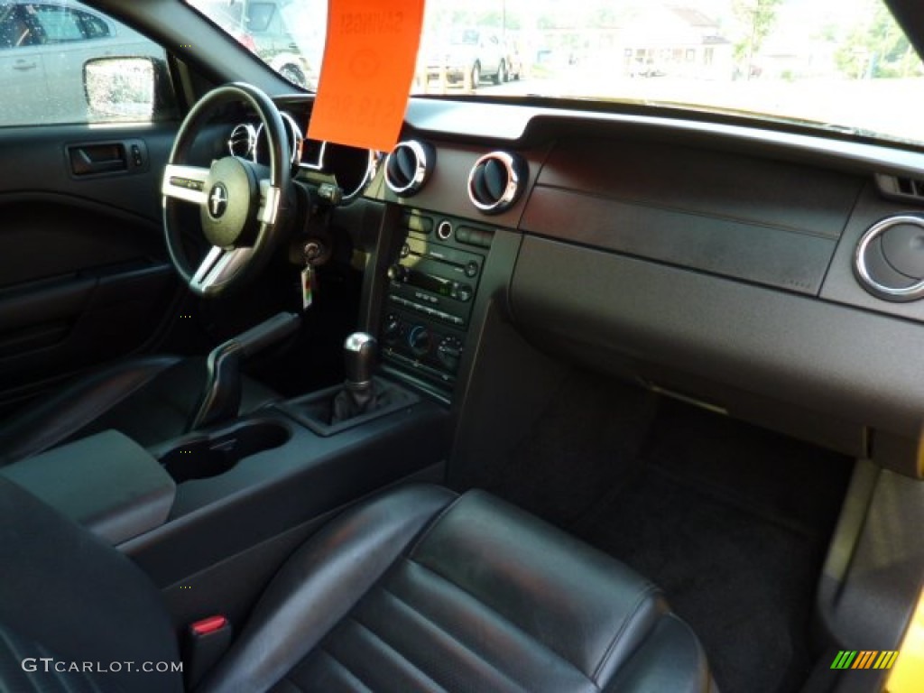 Dark Charcoal Interior 2006 Ford Mustang GT Premium Coupe Photo #50382201