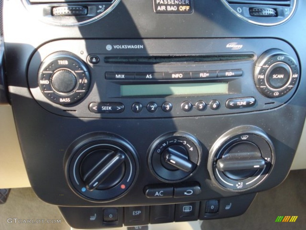 2006 Volkswagen New Beetle 2.5 Coupe Controls Photo #50385702