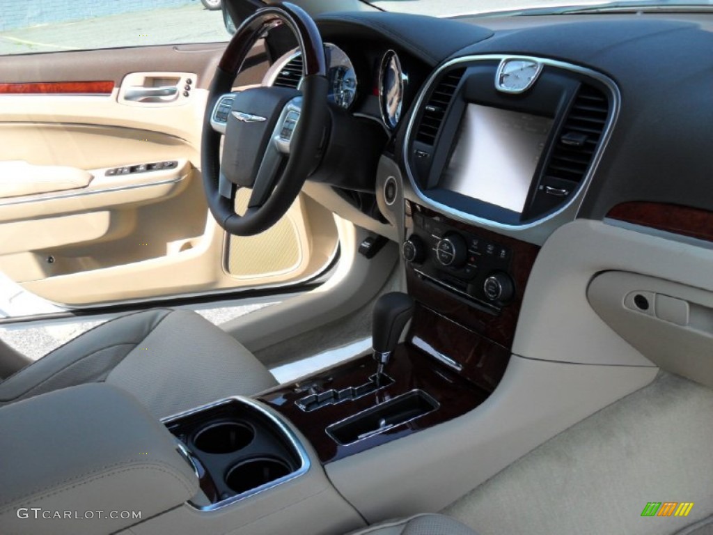 Black/Light Frost Beige Interior 2011 Chrysler 300 C Hemi Photo #50386125