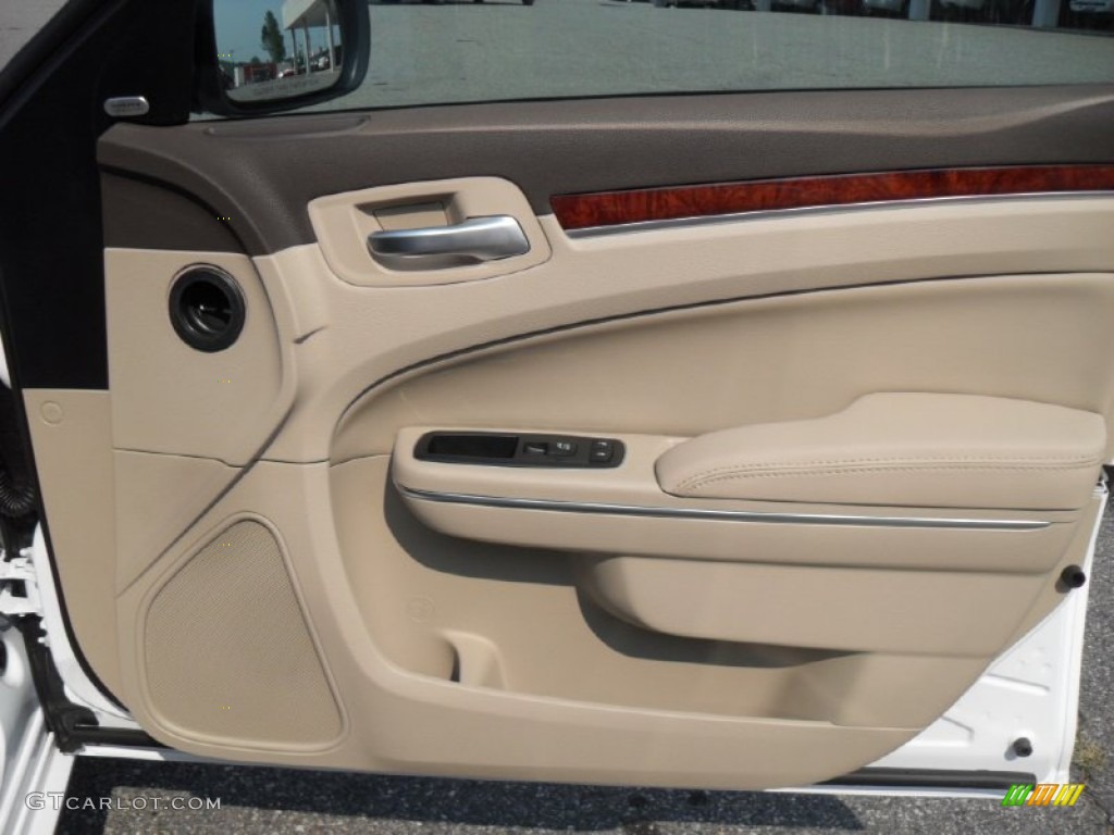 2011 Chrysler 300 C Hemi Black/Light Frost Beige Door Panel Photo #50386140