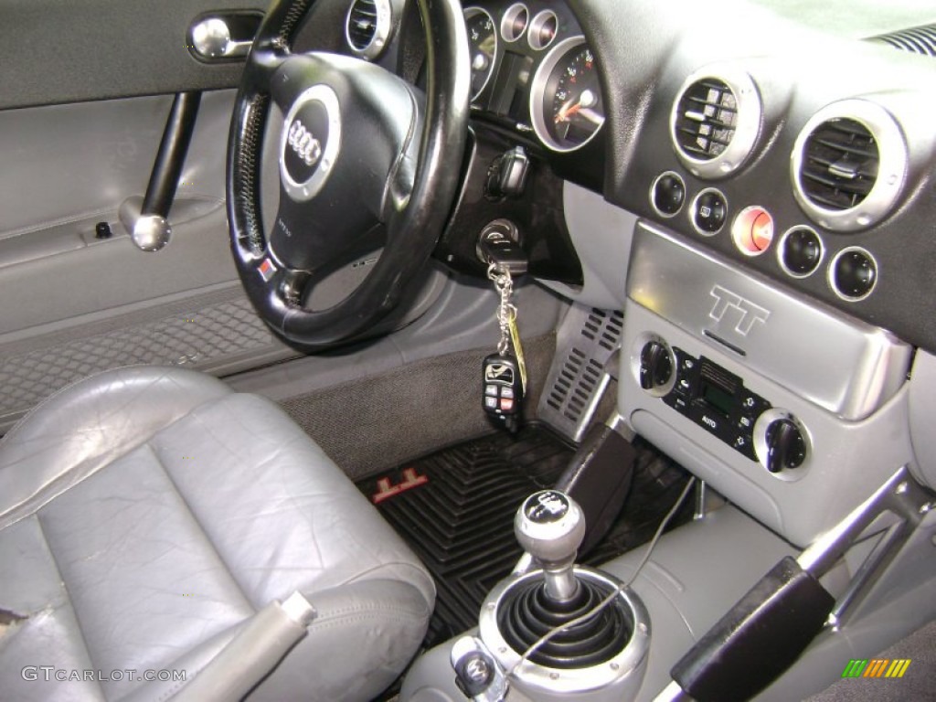 2000 Audi TT 1.8T quattro Coupe Controls Photo #50386929