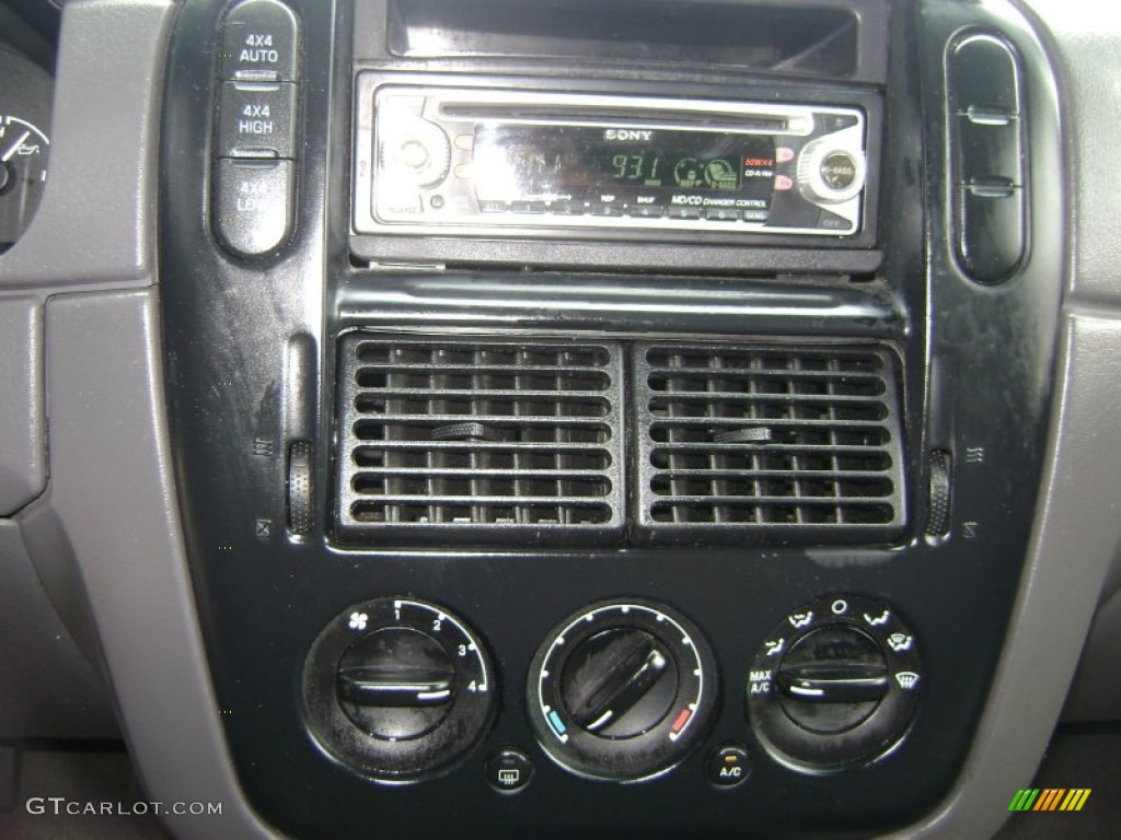 2002 Explorer XLS 4x4 - Black Clearcoat / Graphite photo #12