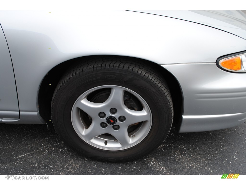 2002 Pontiac Grand Prix SE Sedan Wheel Photos