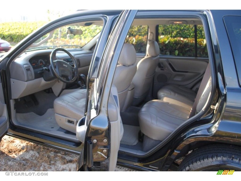 2004 Grand Cherokee Laredo 4x4 - Brillant Black Crystal Pearl / Taupe photo #23