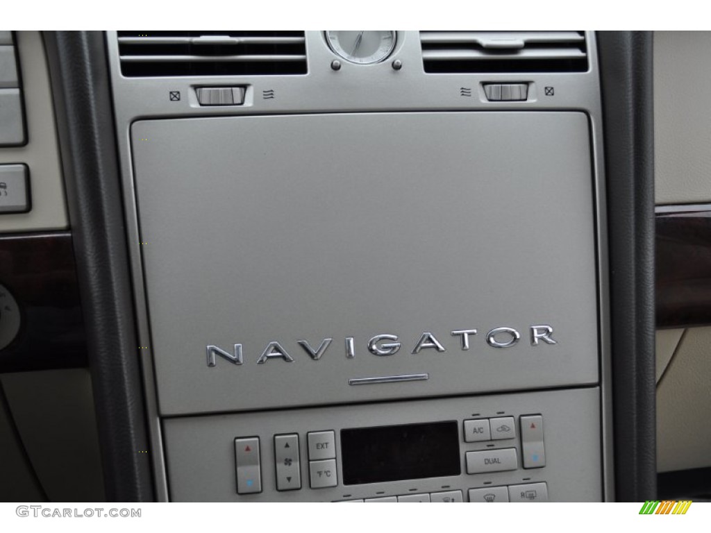 2003 Navigator Luxury 4x4 - Black / Light Parchment photo #19