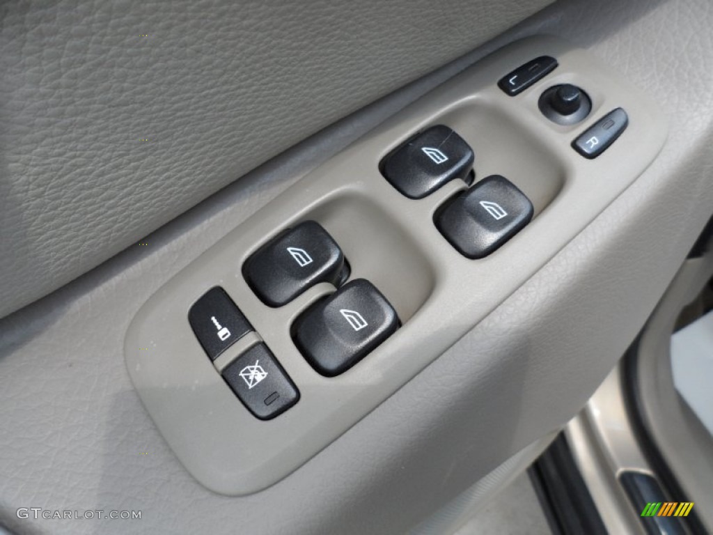 2005 Volvo XC90 2.5T Controls Photo #50450828