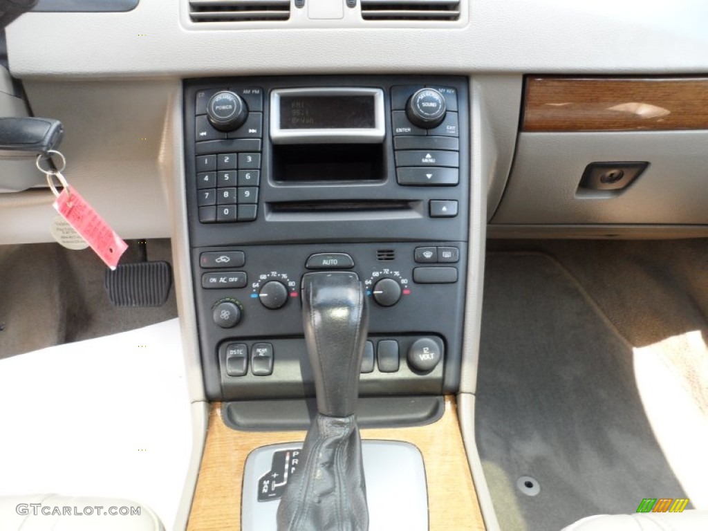 2005 Volvo XC90 2.5T Controls Photo #50450900