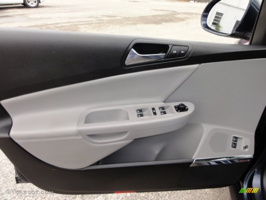 2006 Volkswagen Passat 3.6 4Motion Sedan Classic Grey Door Panel Photo #50453405
