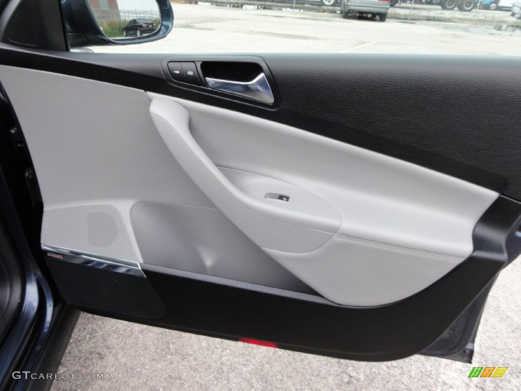 2006 Volkswagen Passat 3.6 4Motion Sedan Classic Grey Door Panel Photo #50453555
