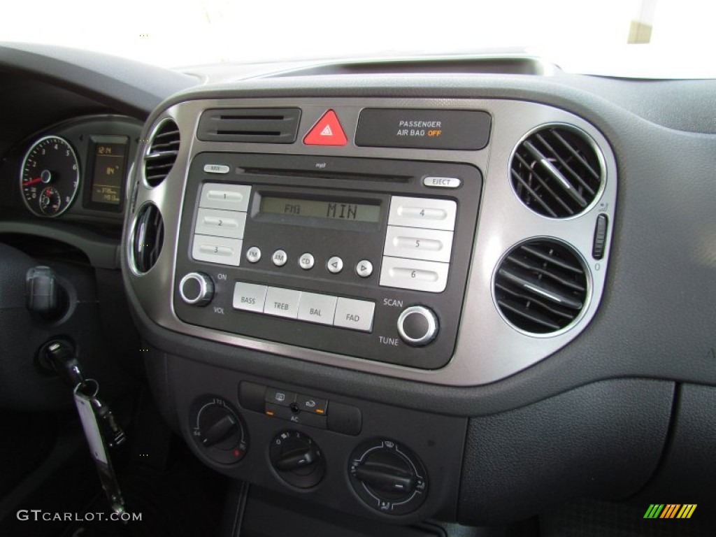 2010 Volkswagen Tiguan S Controls Photo #50456993
